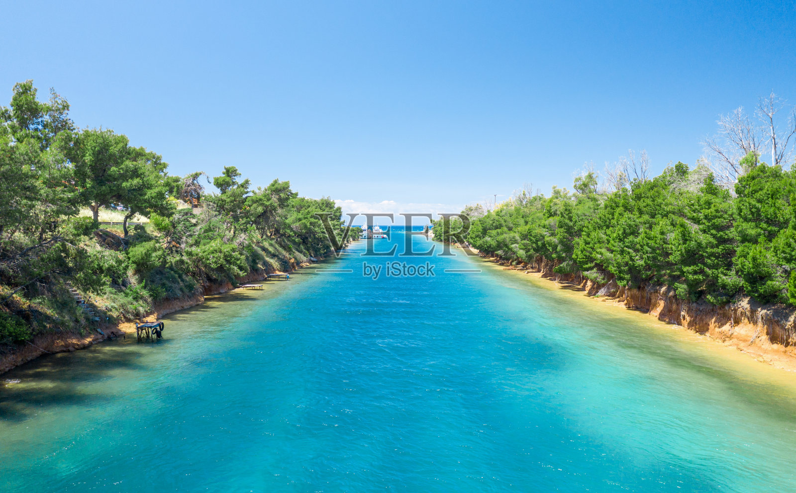 无人机拍摄的Nea Potidea运河，连接着Toroneos湾和Thermaikos湾。希腊、Kassandra哈尔基季基上照片摄影图片