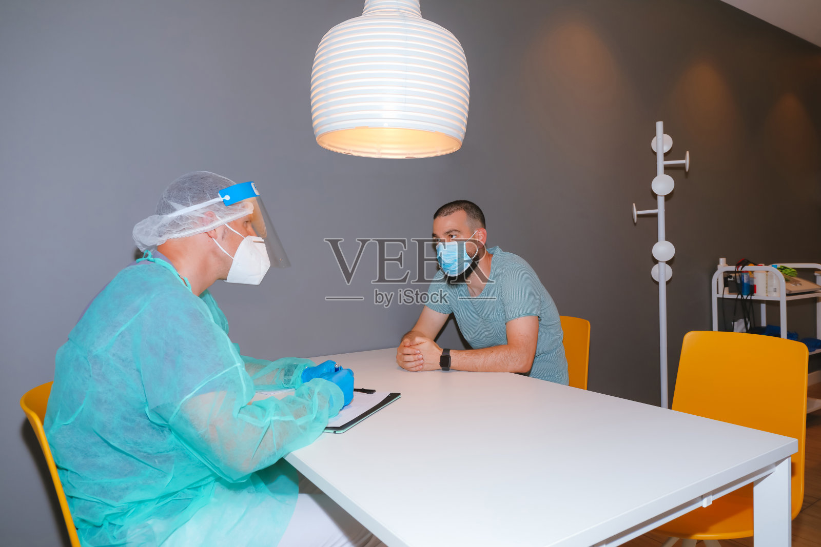 医务工作者坐在现代化的诊所里照顾病人照片摄影图片