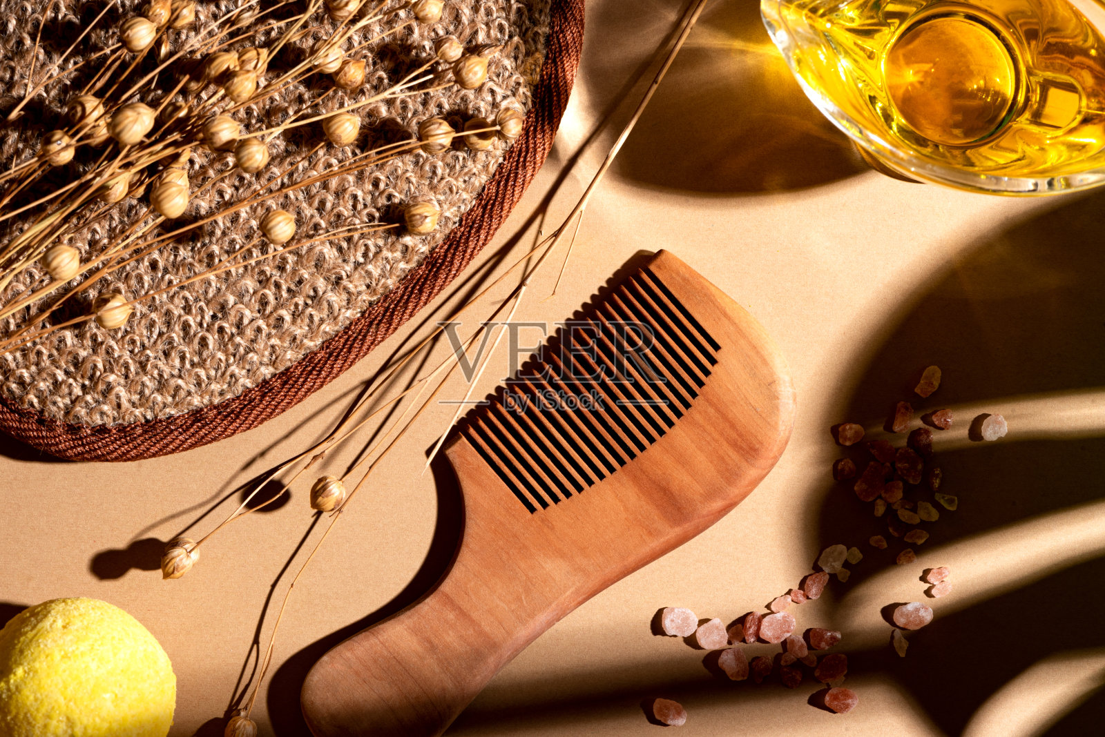 油木梳子照片摄影图片
