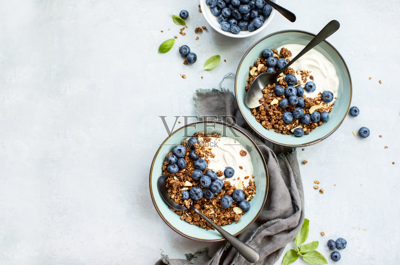 格兰诺拉麦片和蓝莓早餐和原味酸奶照片摄影图片