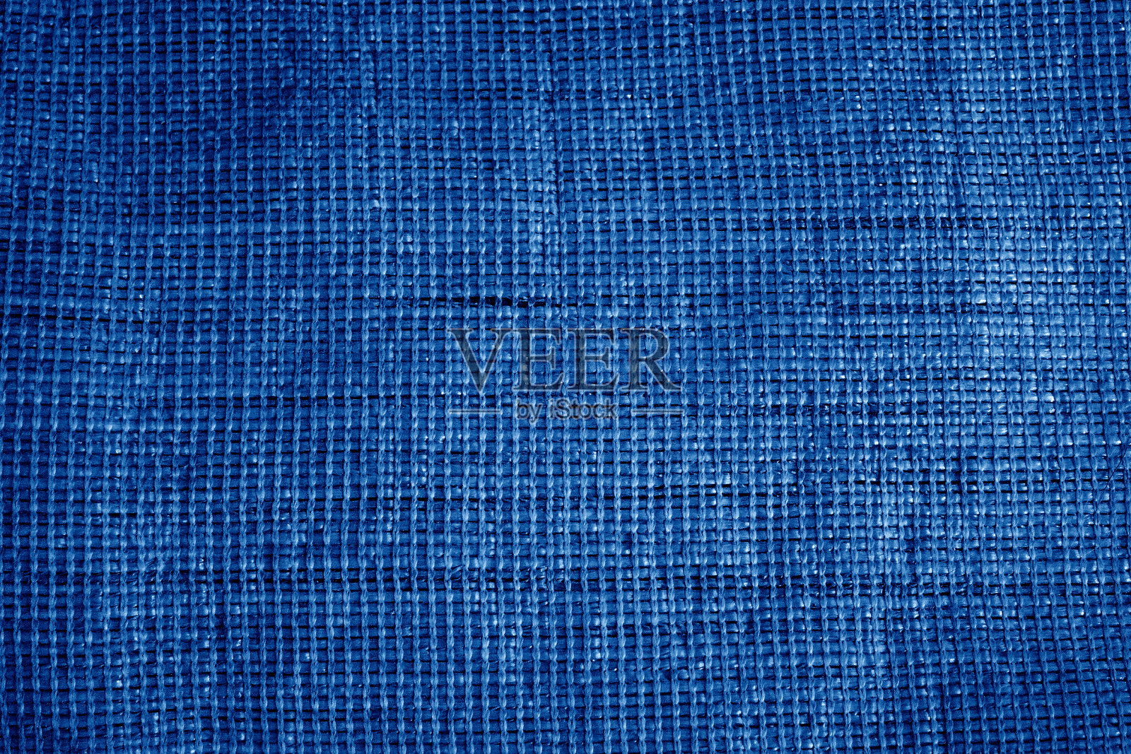 质地粗糙的织物由淡棕色的席子构成。背景。趋势颜色经典蓝色。2020年的颜色。今年的主要趋势。蓝色创意着色。照片摄影图片