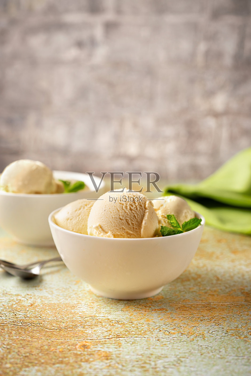 香草冰淇淋在白色的碗和柔和的背景照片摄影图片