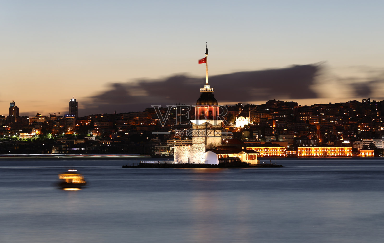 土耳其伊斯坦布尔市博斯普鲁斯海峡的少女塔照片摄影图片