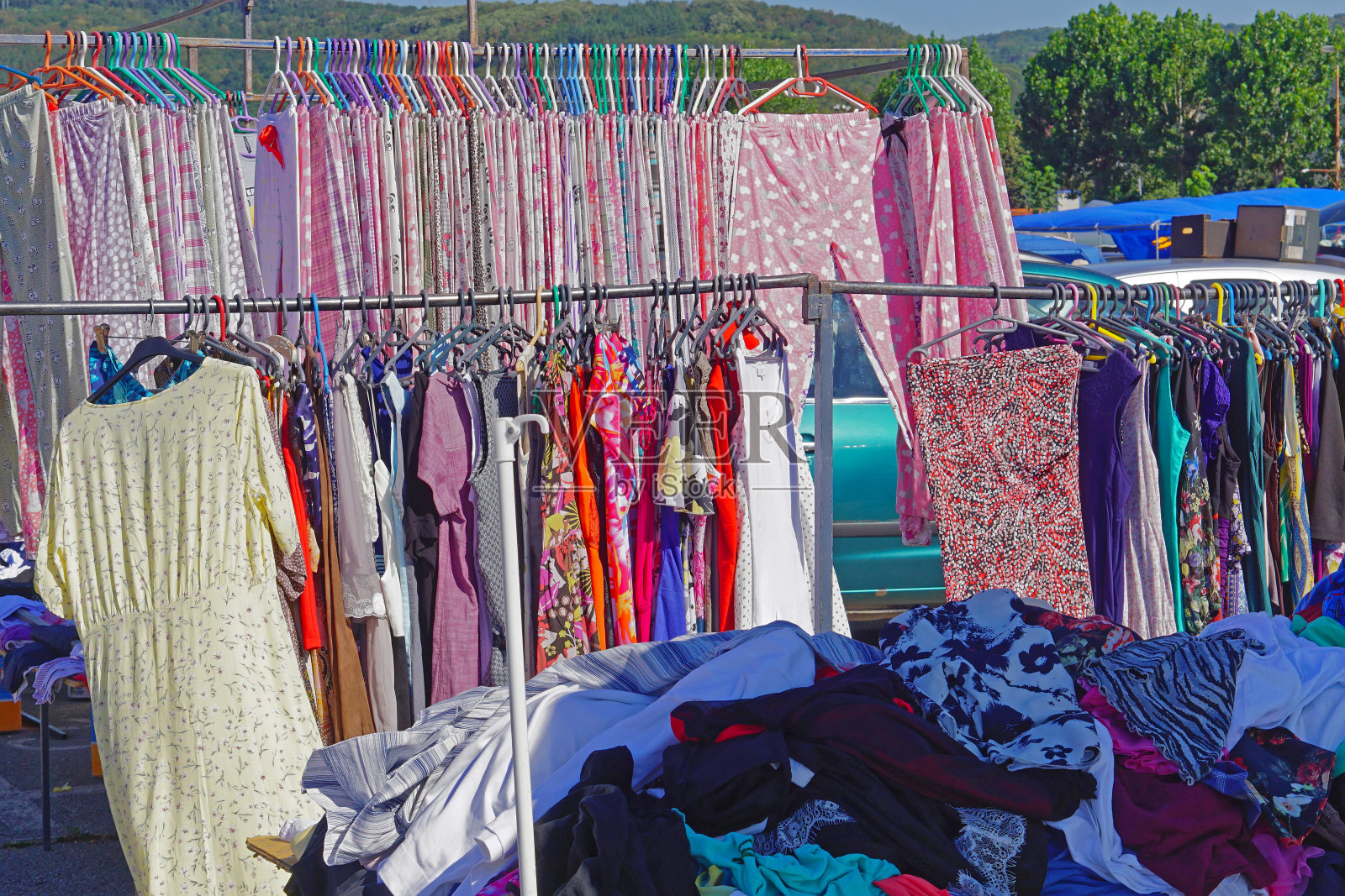 跳蚤市场的服装照片摄影图片