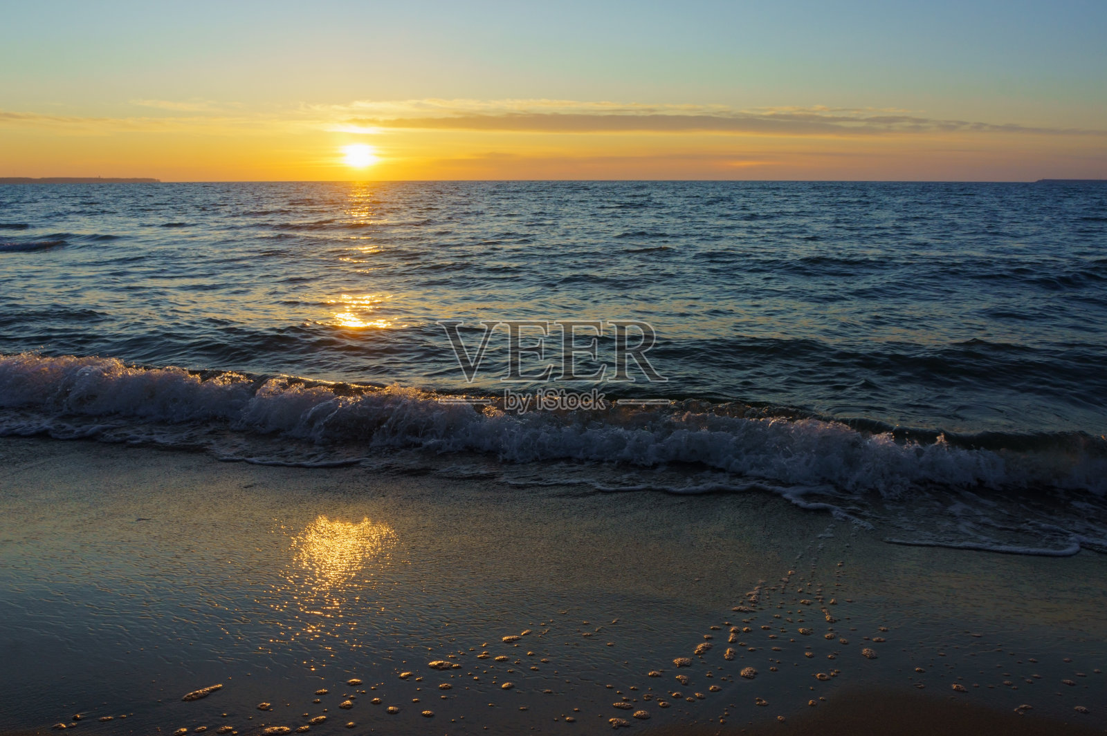 日落在海上，日出在波罗的海海岸照片摄影图片