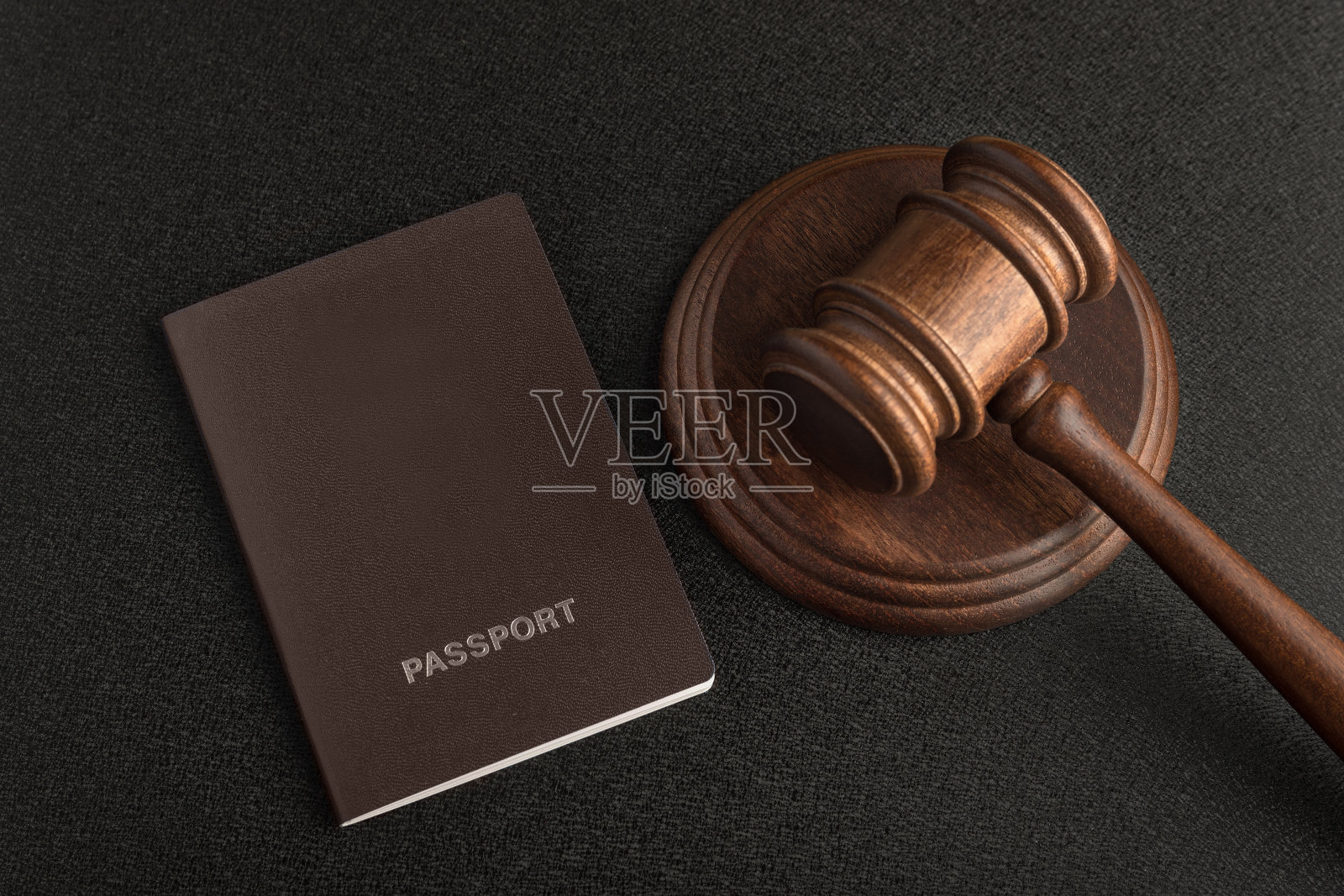 护照、法槌与合法移民获得公民身份照片摄影图片