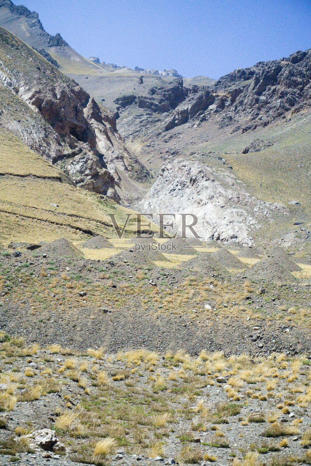 阿根廷门多萨的岩石山景观，石头之间有植被和晴朗的天空照片摄影图片
