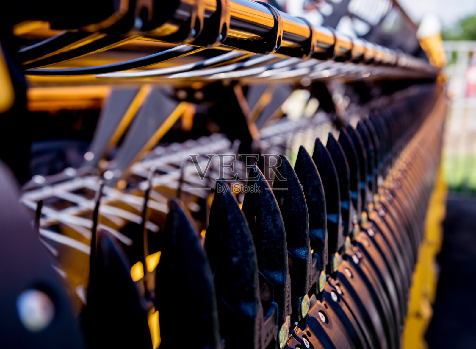 现代农业机械设备。联合收割机。照片摄影图片