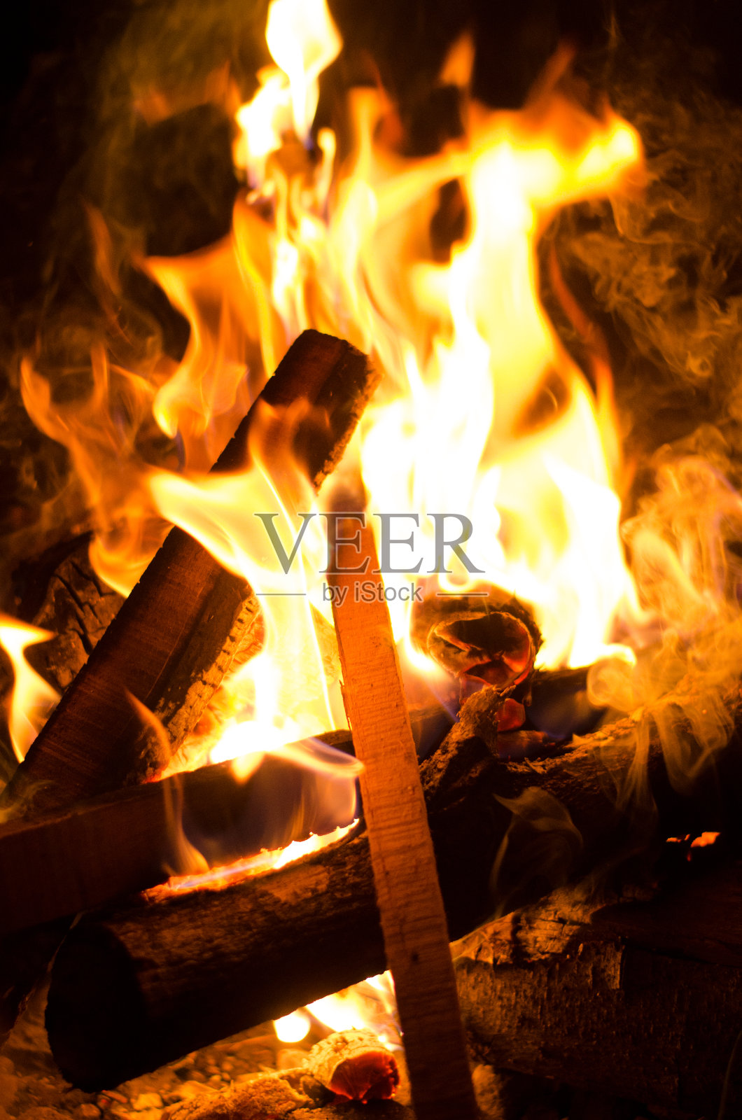 在漆黑的夜晚在户外点燃篝火照片摄影图片