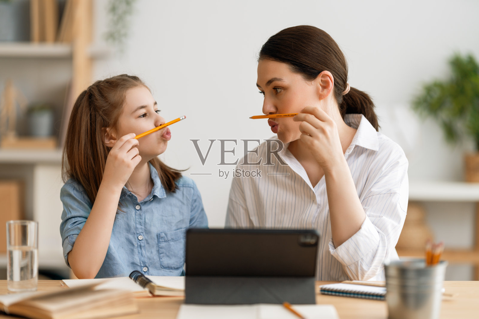做作业或在线教育的女孩。照片摄影图片