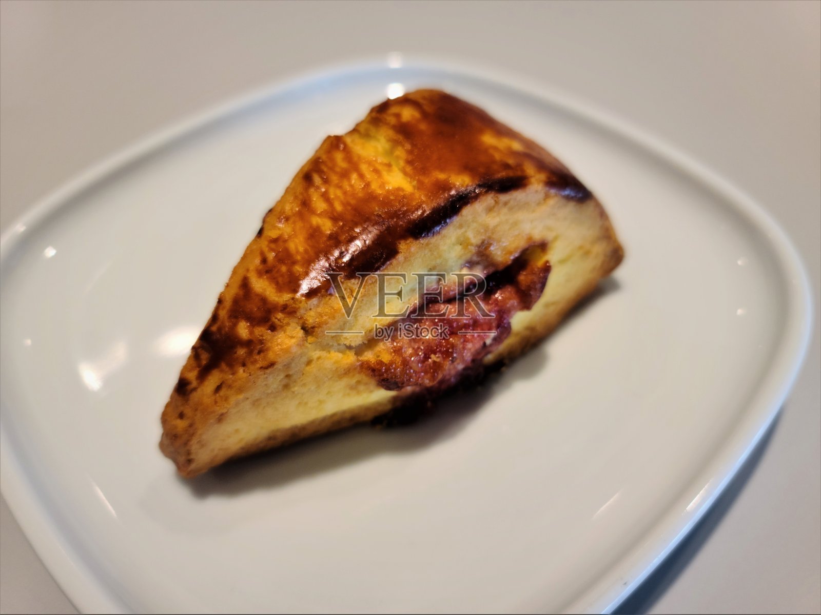 盘子里的司康饼照片摄影图片