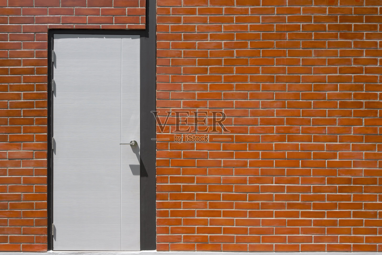 阳光在白色门表面在砖墙背景在复古风格照片摄影图片