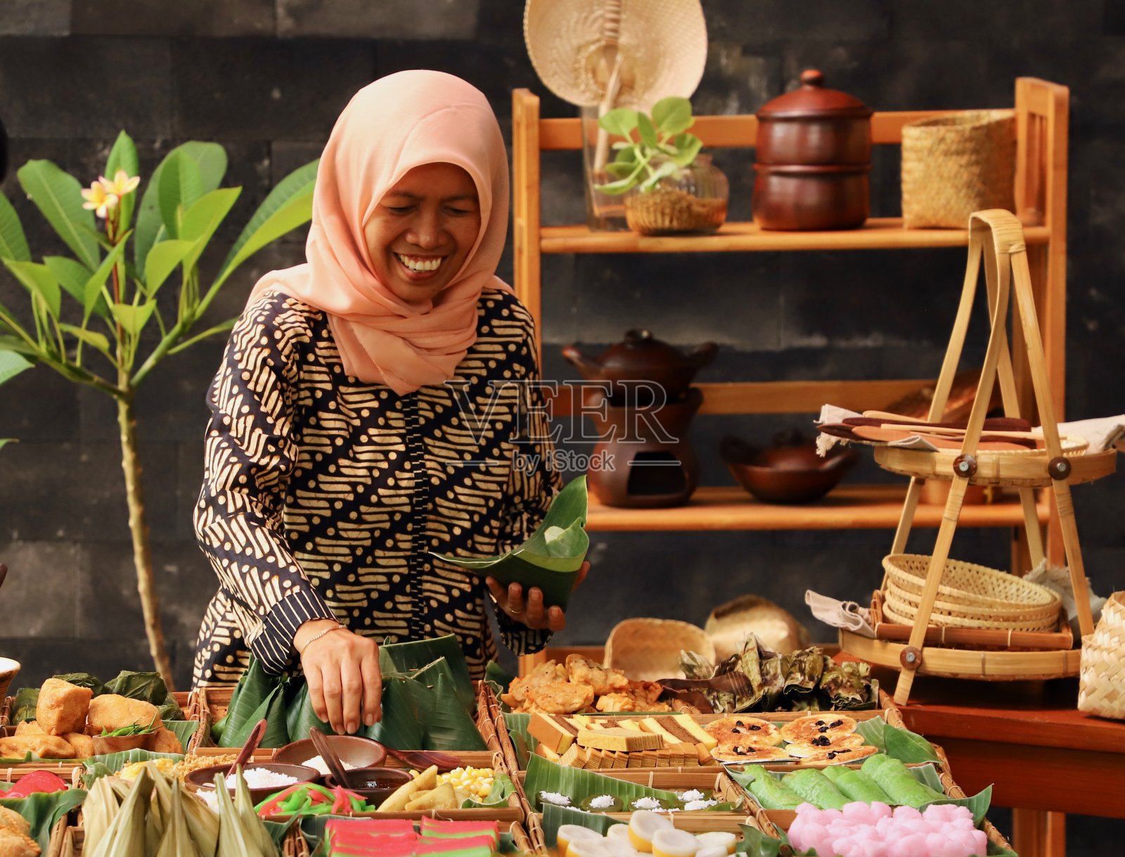 Kios Jajan Pasar，传统的印尼甜味和咸味小吃摊位照片摄影图片