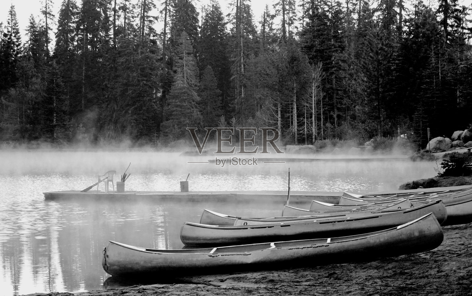 黑与白的邦德独木舟照片摄影图片