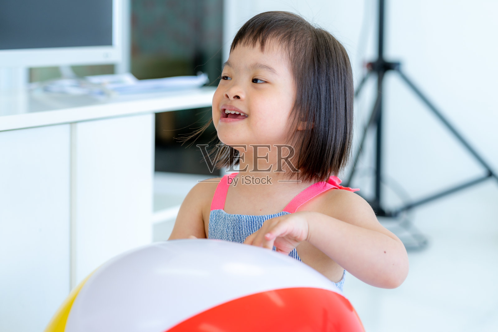 可爱的亚洲自闭症孩子在幼儿园玩球照片摄影图片