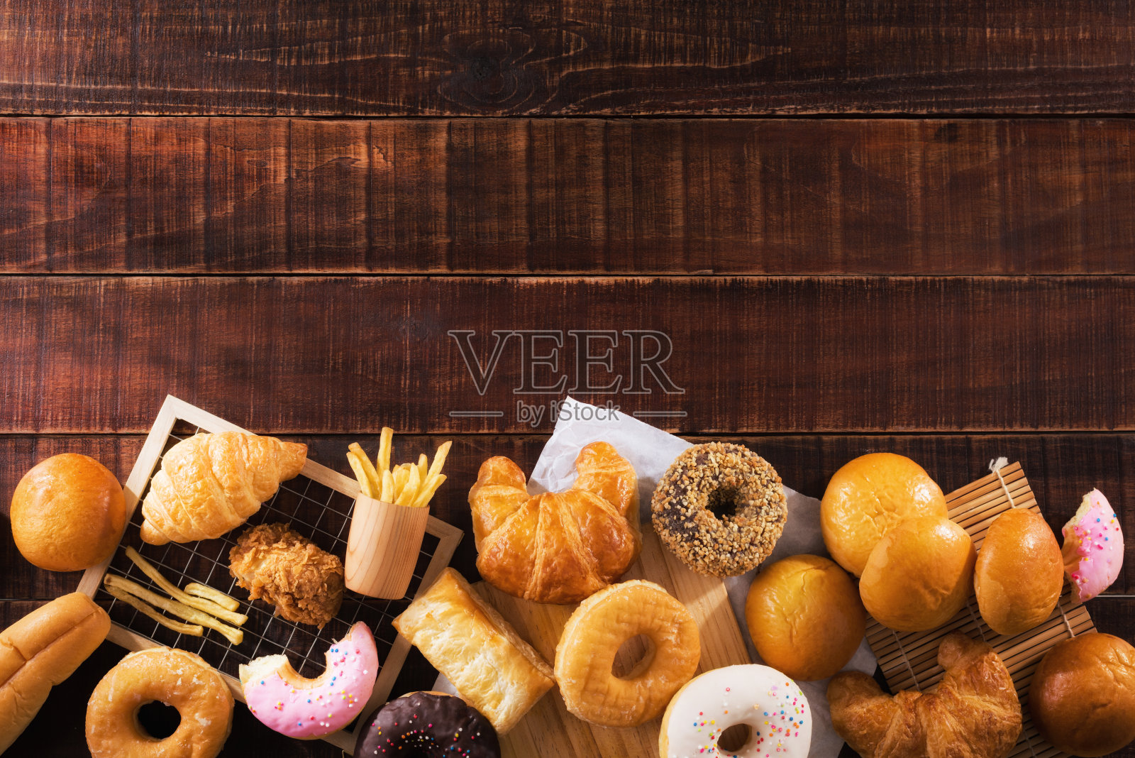 在带有拷贝空间的俯视图木桌上组合垃圾食品多种类型照片摄影图片