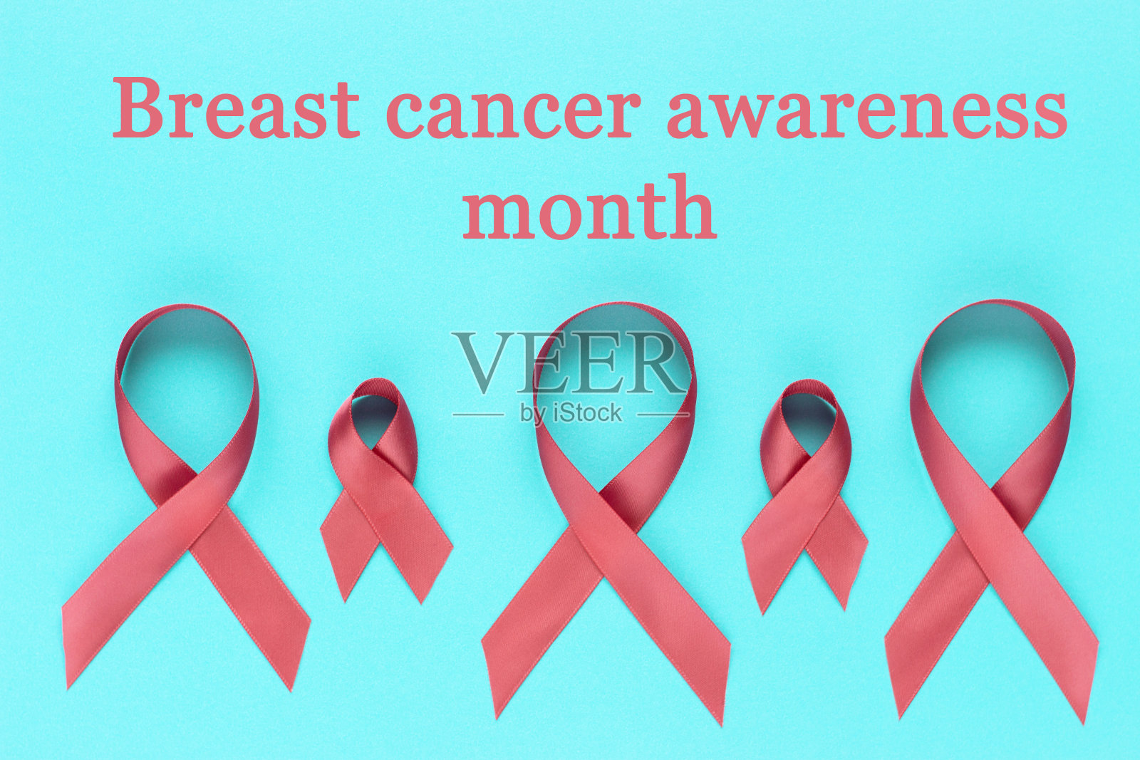 粉色丝带和蓝色背景上的题词乳腺癌意识月照片摄影图片