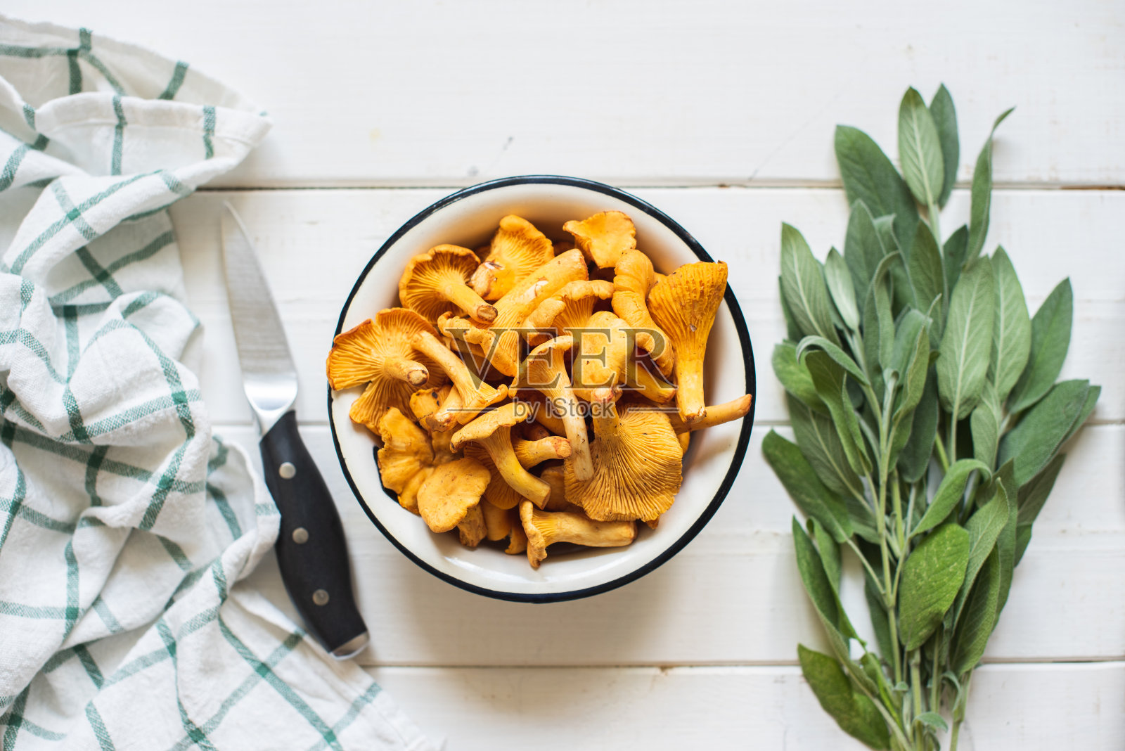 新鲜的红鸡油菌放在白色的木质背景上照片摄影图片