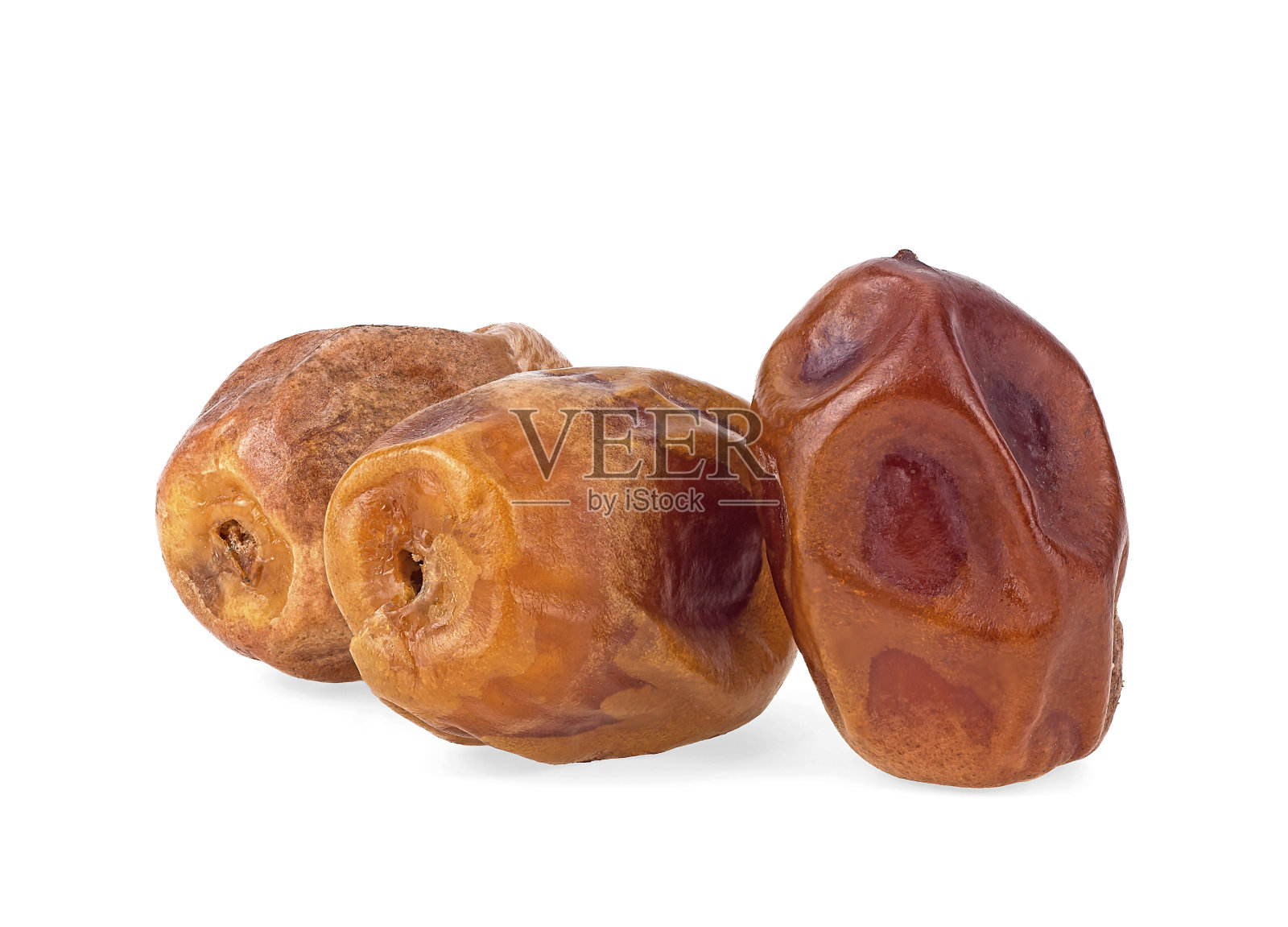 白色背景上有三个干枣。日期的水果。照片摄影图片