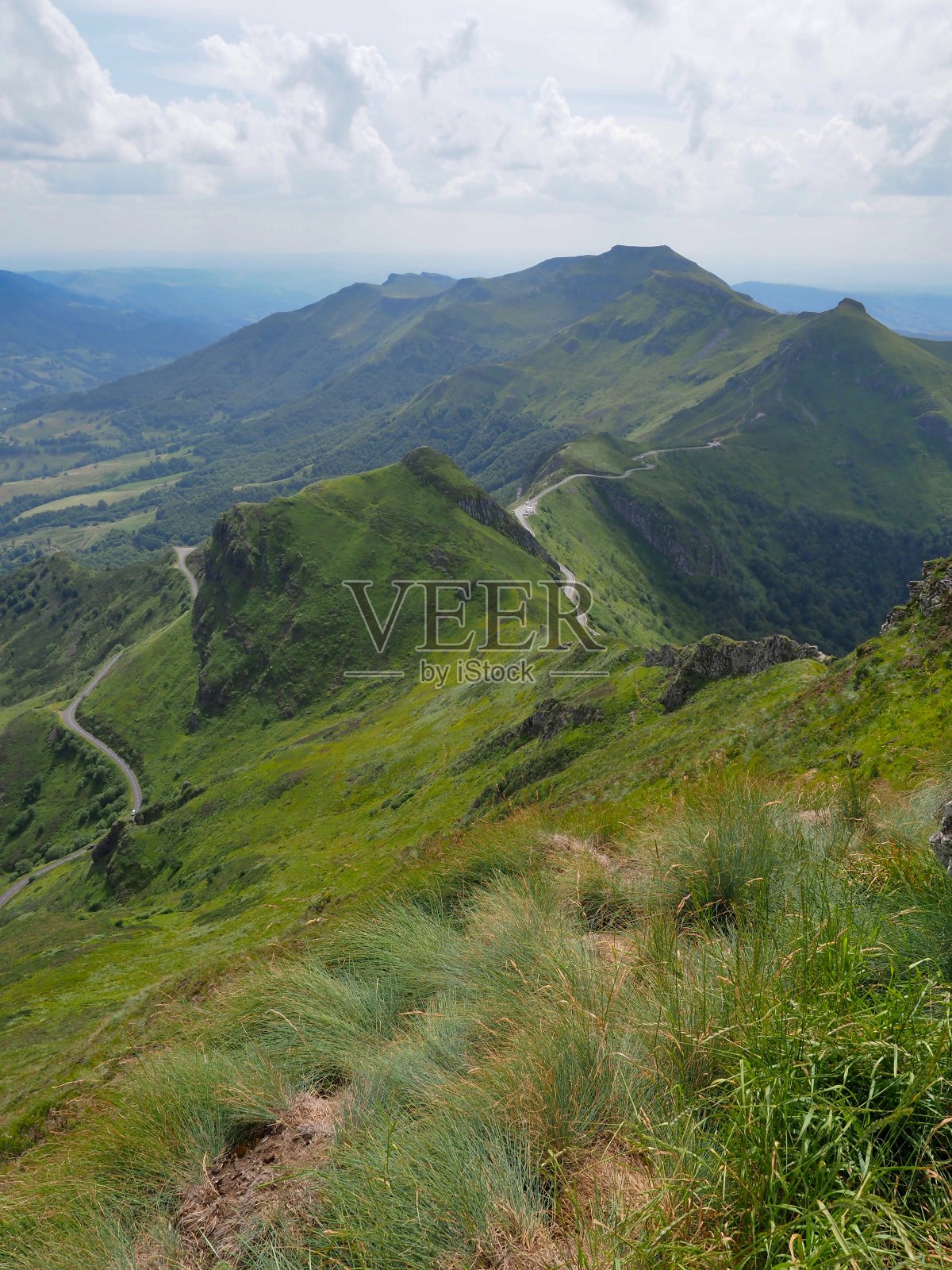 法国康塔尔山脉的火山景观照片摄影图片
