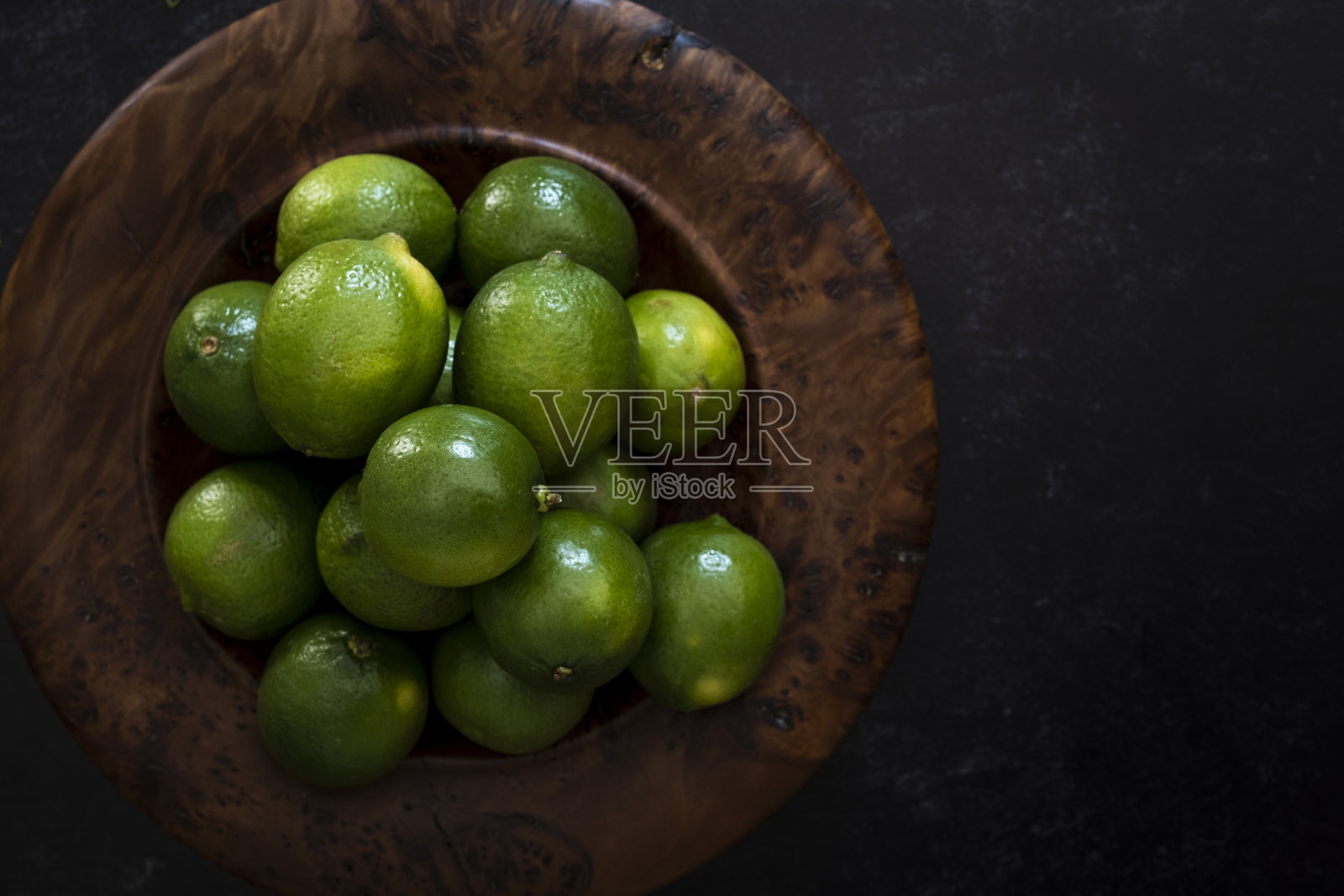 一个木碗里的酸橙照片摄影图片