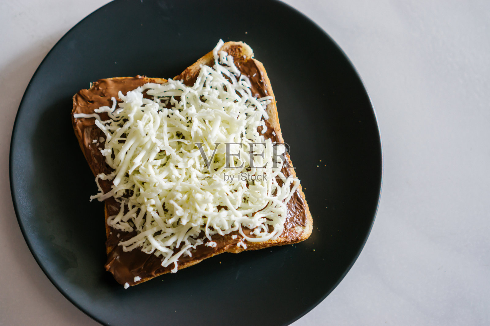 烤面包配巧克力和碎奶酪照片摄影图片