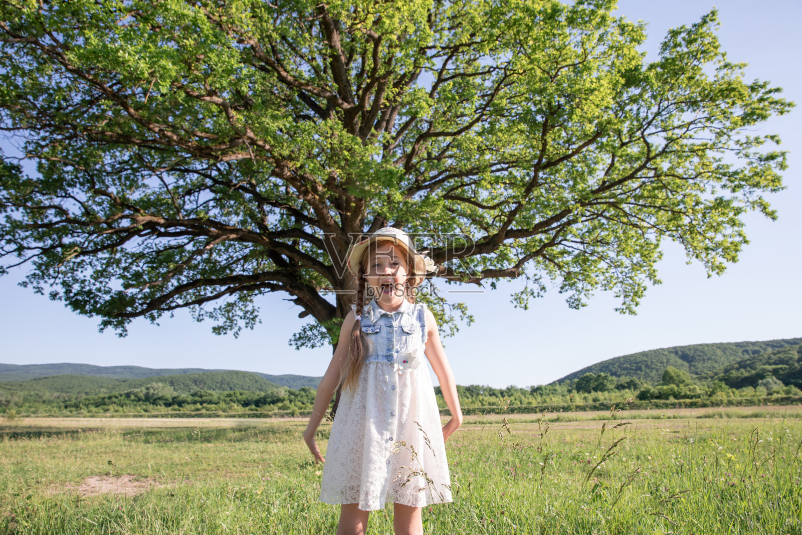 一个可爱的小女孩在树林里尖叫。这孩子迷路了，于是呼救照片摄影图片