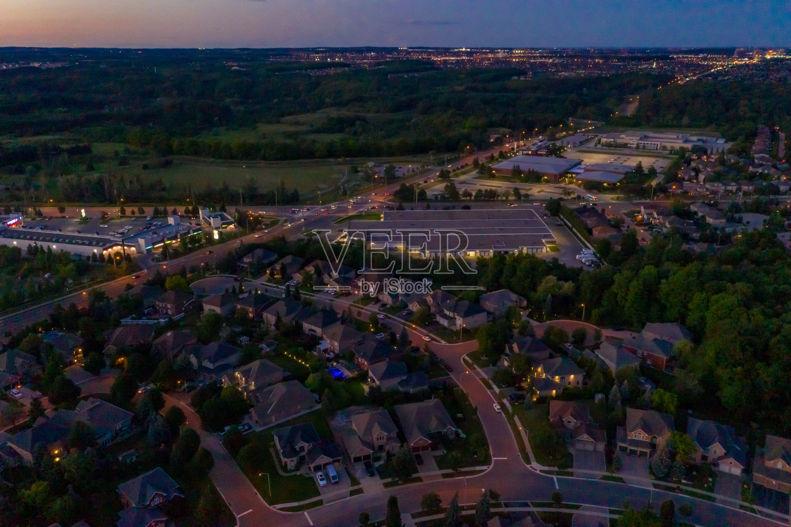 卢瑟福路和伊斯灵顿大街的鸟瞰图，位于Woodbridge的独立复式住宅在沃恩，安大略省，加拿大照片摄影图片