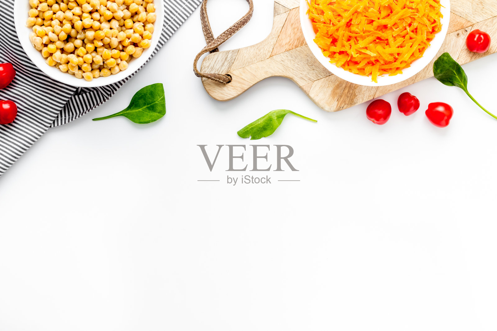 素食碗与鹰嘴豆和蔬菜-白色桌面视图拷贝空间照片摄影图片