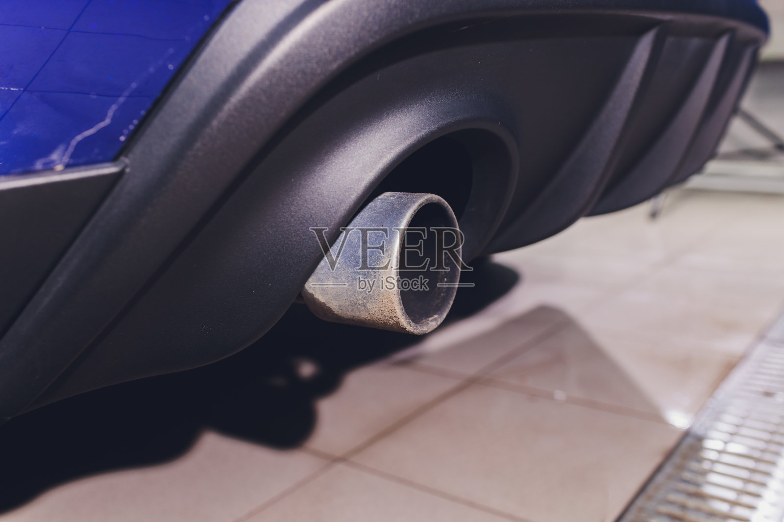 汽车排气管用肥皂。洗车的背景。特写镜头照片摄影图片