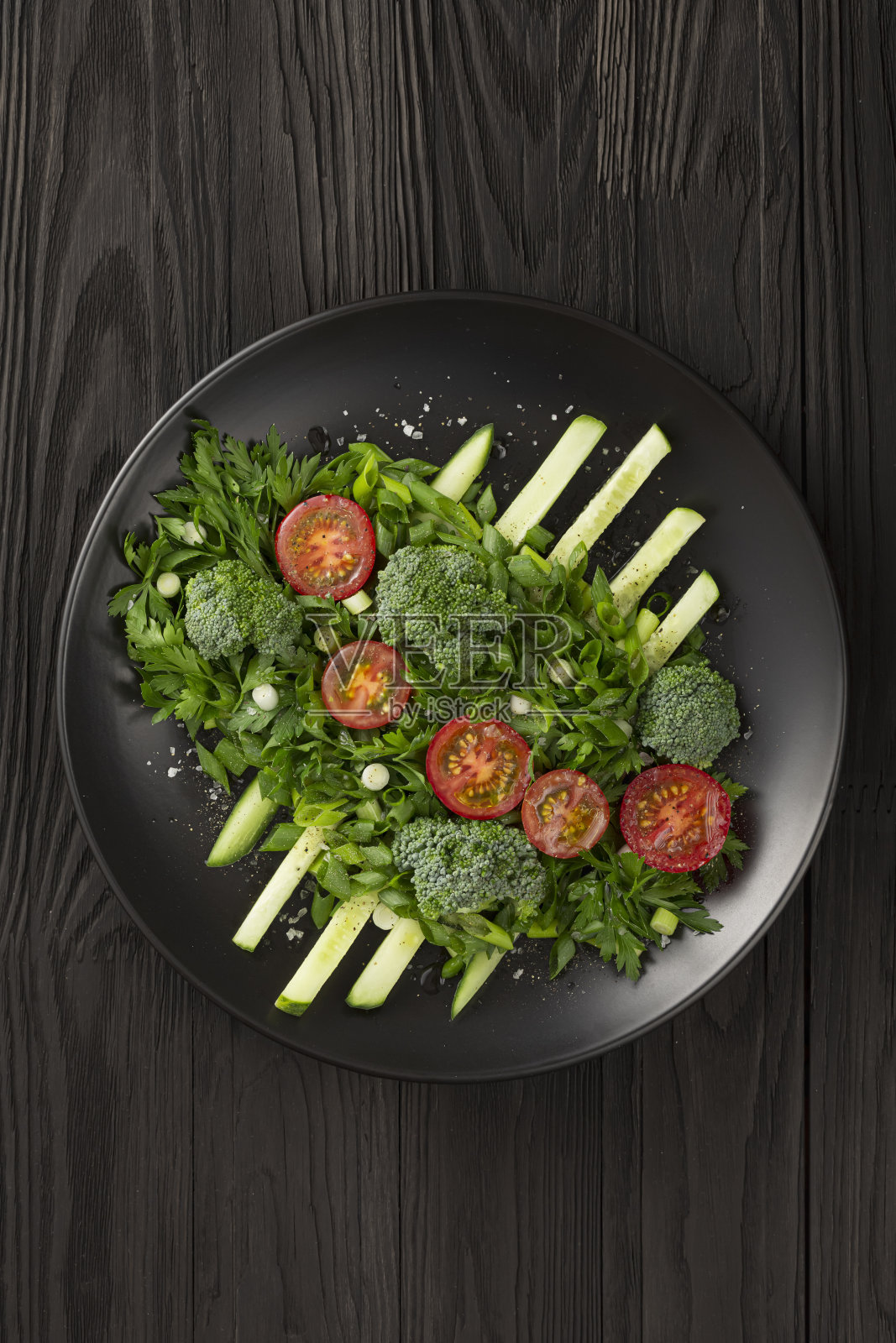蔬菜沙拉深色浅盘设计高级菜肴。低调拍照照片摄影图片