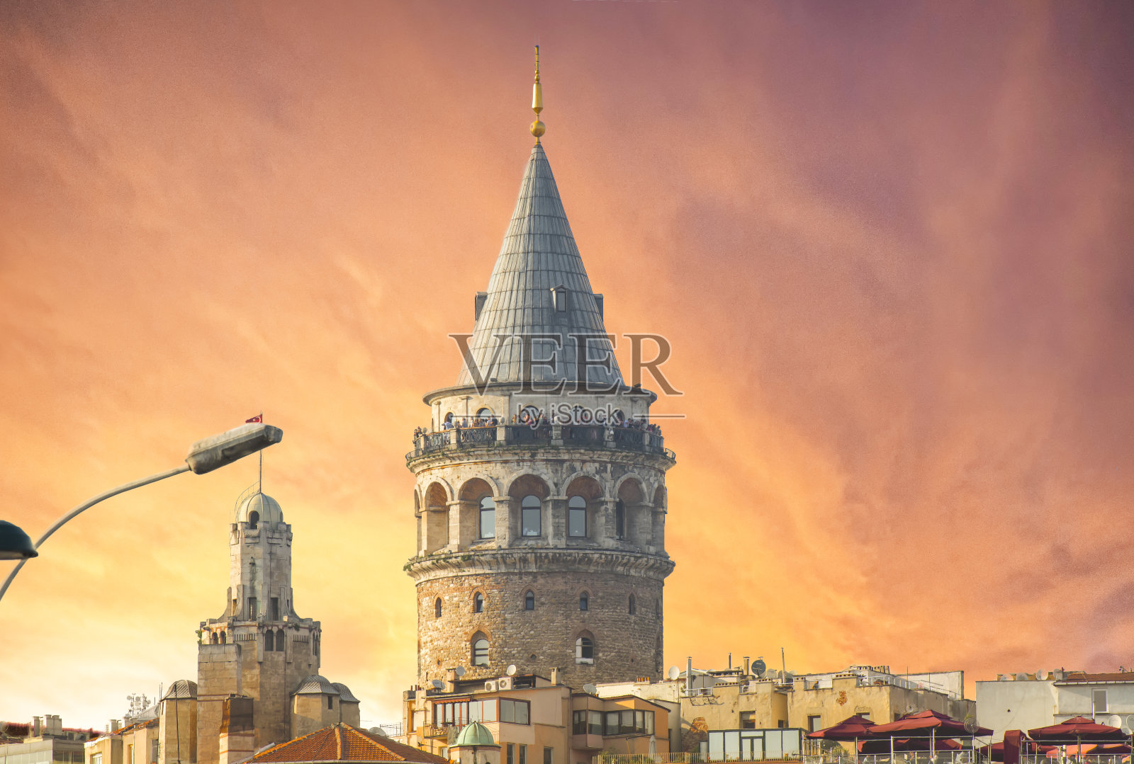 日落时分，土耳其伊斯坦布尔的加拉塔塔。照片摄影图片