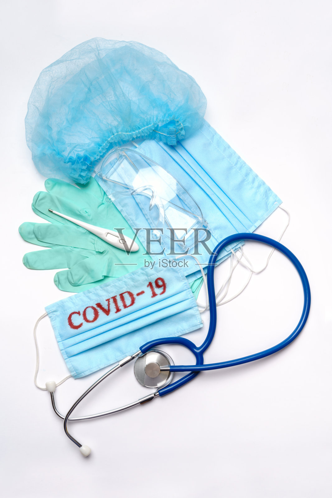 冠状病毒- COVID-19大流行概念-抗病毒外科防护医疗口罩的堆栈，以防止冠状病毒、听诊器、护目镜和电子温度计照片摄影图片