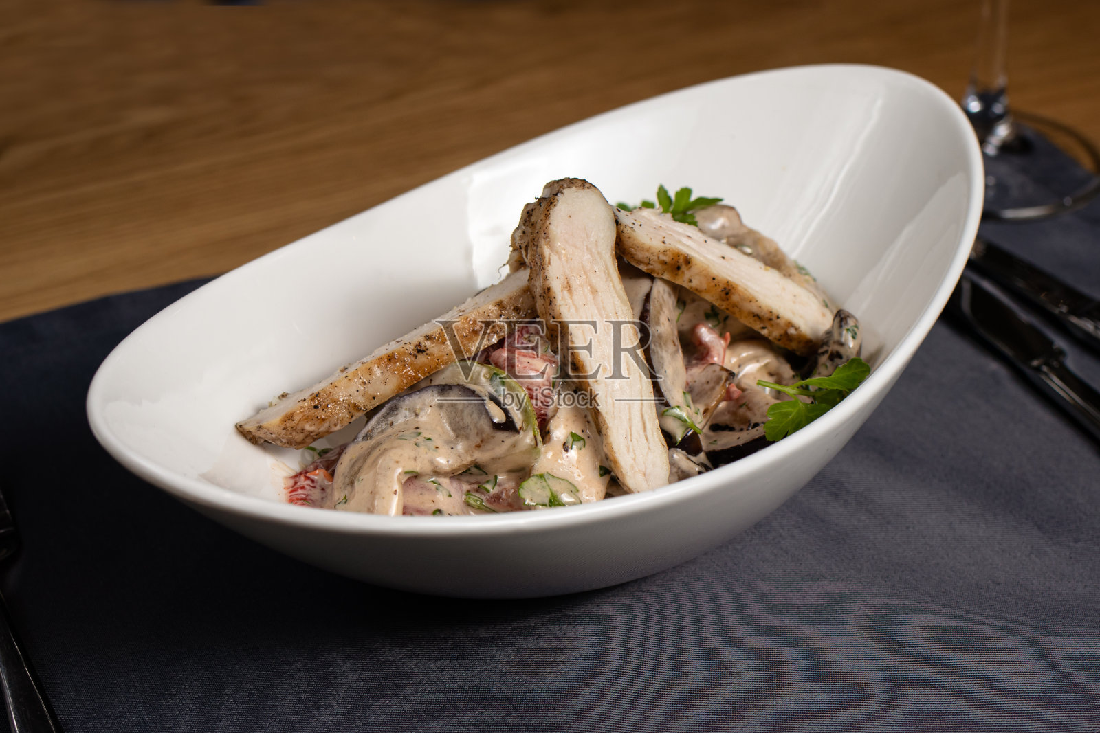 将切好的肉片放在白色盘子里加热沙拉。餐厅菜肴。照片摄影图片