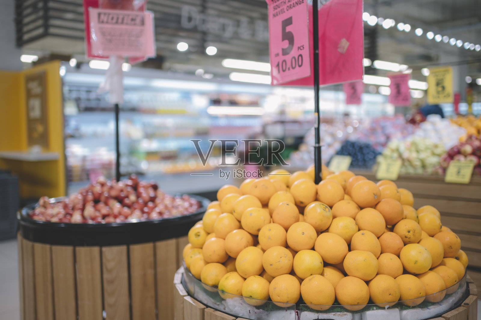 水果店的部门在超级市场的杂货店与当地的水果显示在篮子和价格标签橙色照片摄影图片