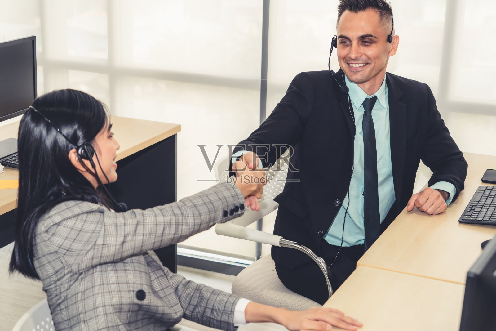 商务人士戴着耳机庆祝在办公室工作照片摄影图片