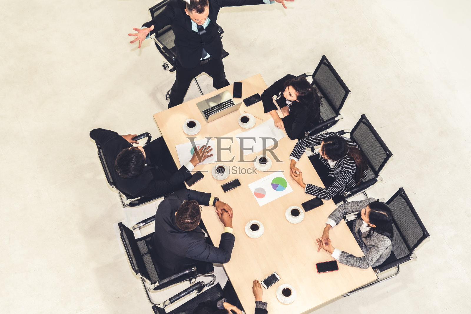 团队领导在会议上鼓励团队成员照片摄影图片