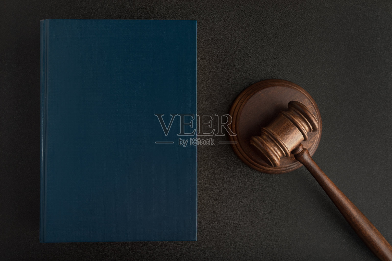 法官锤或木槌与法律书籍，黑色背景。法学，法律与公正照片摄影图片
