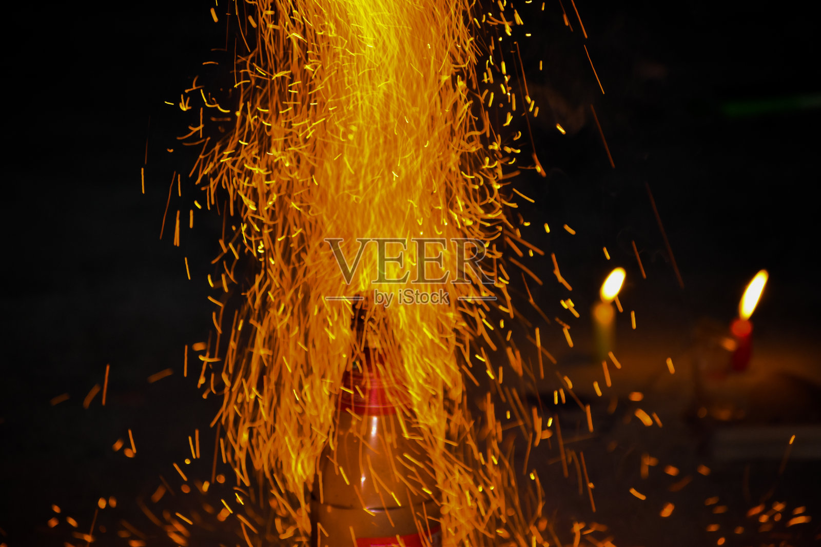 美丽的排灯节发光爆竹，爆竹爆炸的火焰照片摄影图片