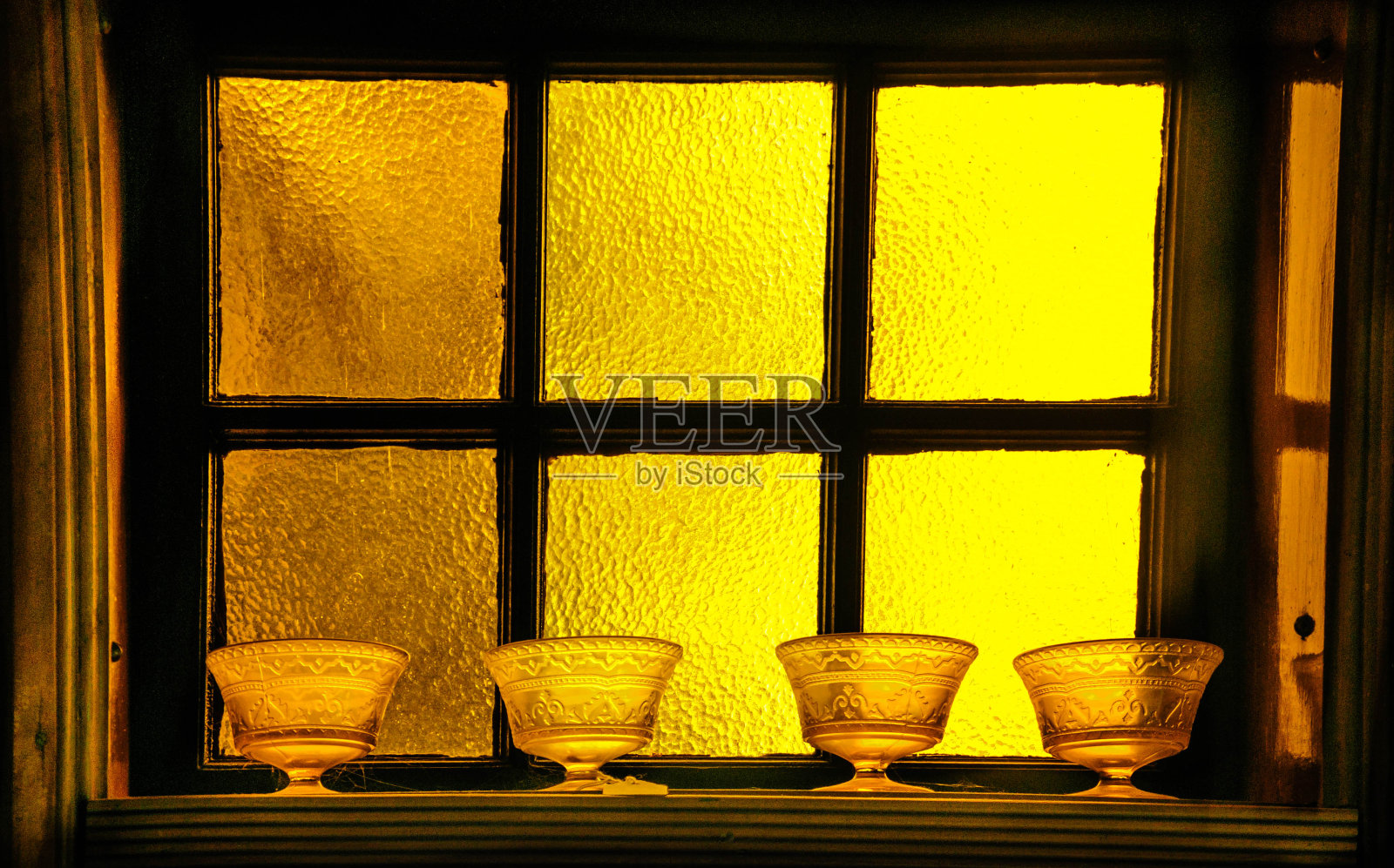 四个甜点的眼镜照片摄影图片