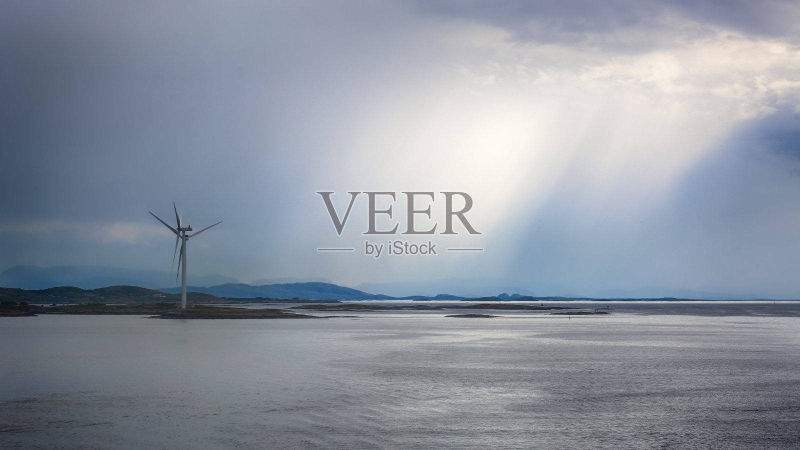 海滩上的风车照片摄影图片