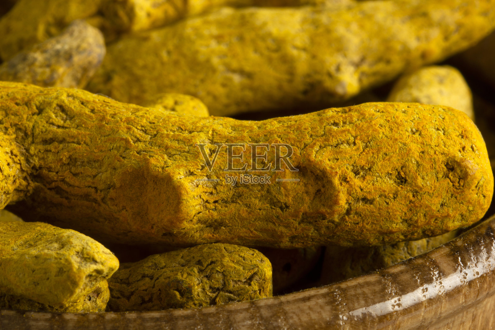 亚洲的成分。姜黄根茎特写。照片摄影图片