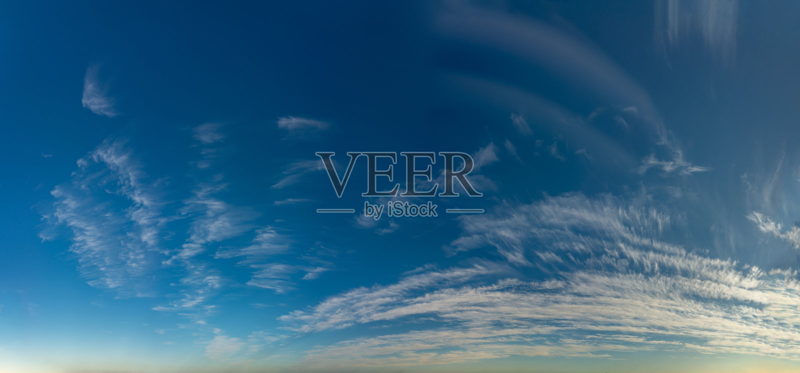 美丽的云映衬着蓝天，全景照片摄影图片