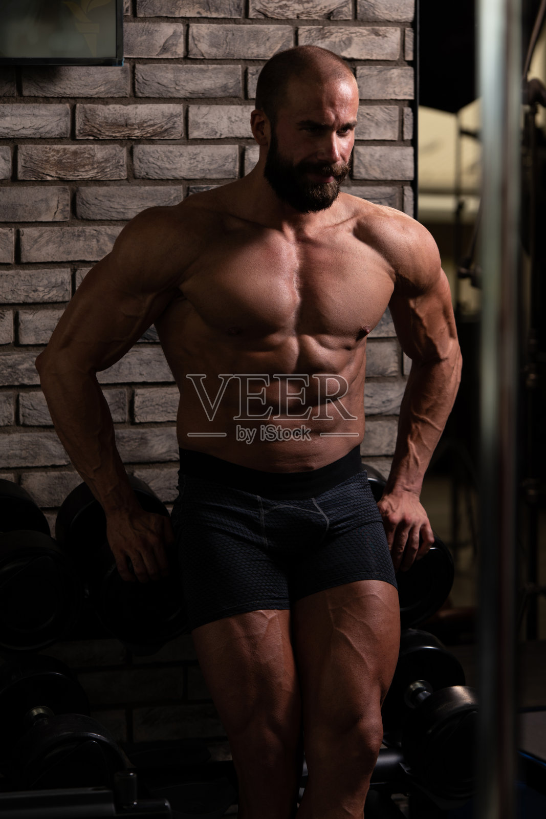 有吸引力的年轻人在健身后休息照片摄影图片