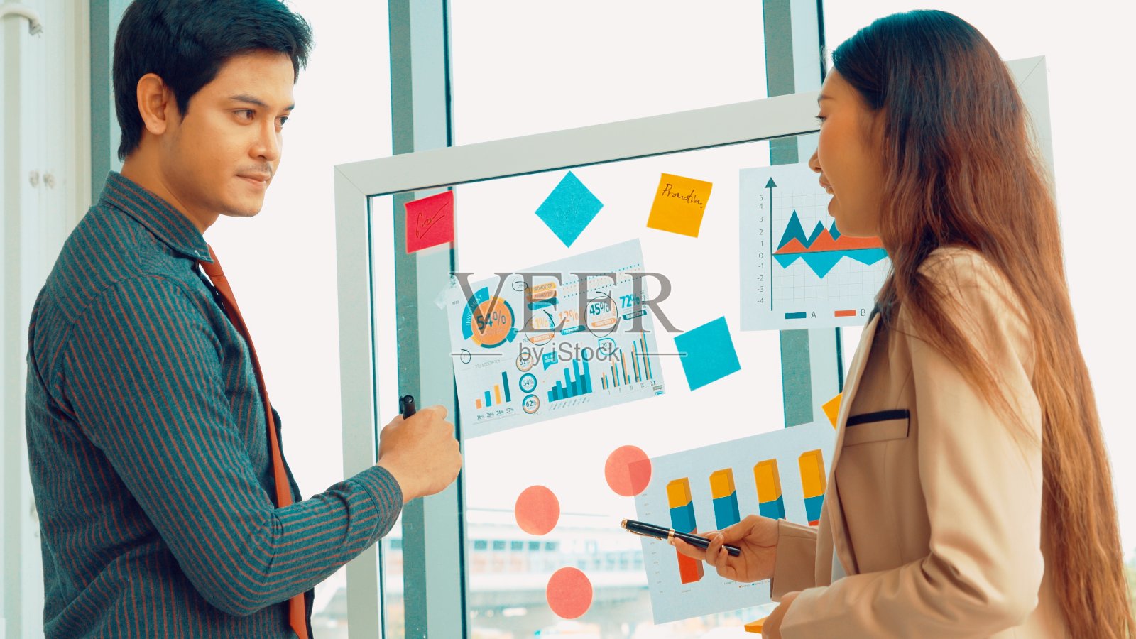 业务人员在项目计划委员会工作照片摄影图片