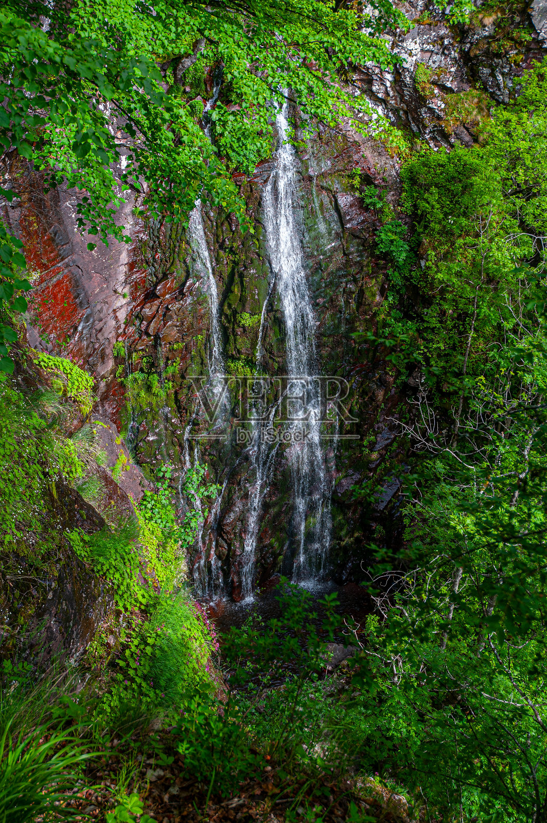 美丽的瀑布从红色巨石反弹照片摄影图片