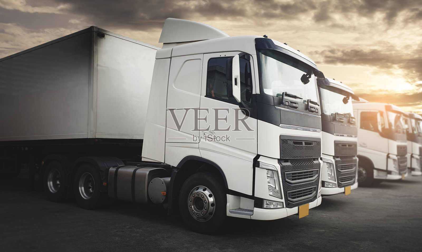 货物运费运输。日落时分，半挂车停在路边。照片摄影图片