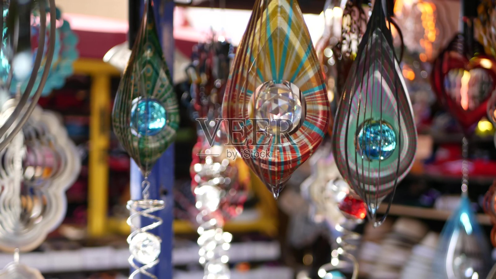 彩色几何金属风纺锤，花园催眠超现实装饰，美国加州。三维动力学旋转彩虹磁多色空气螺旋。闪烁迷人的光学错觉照片摄影图片