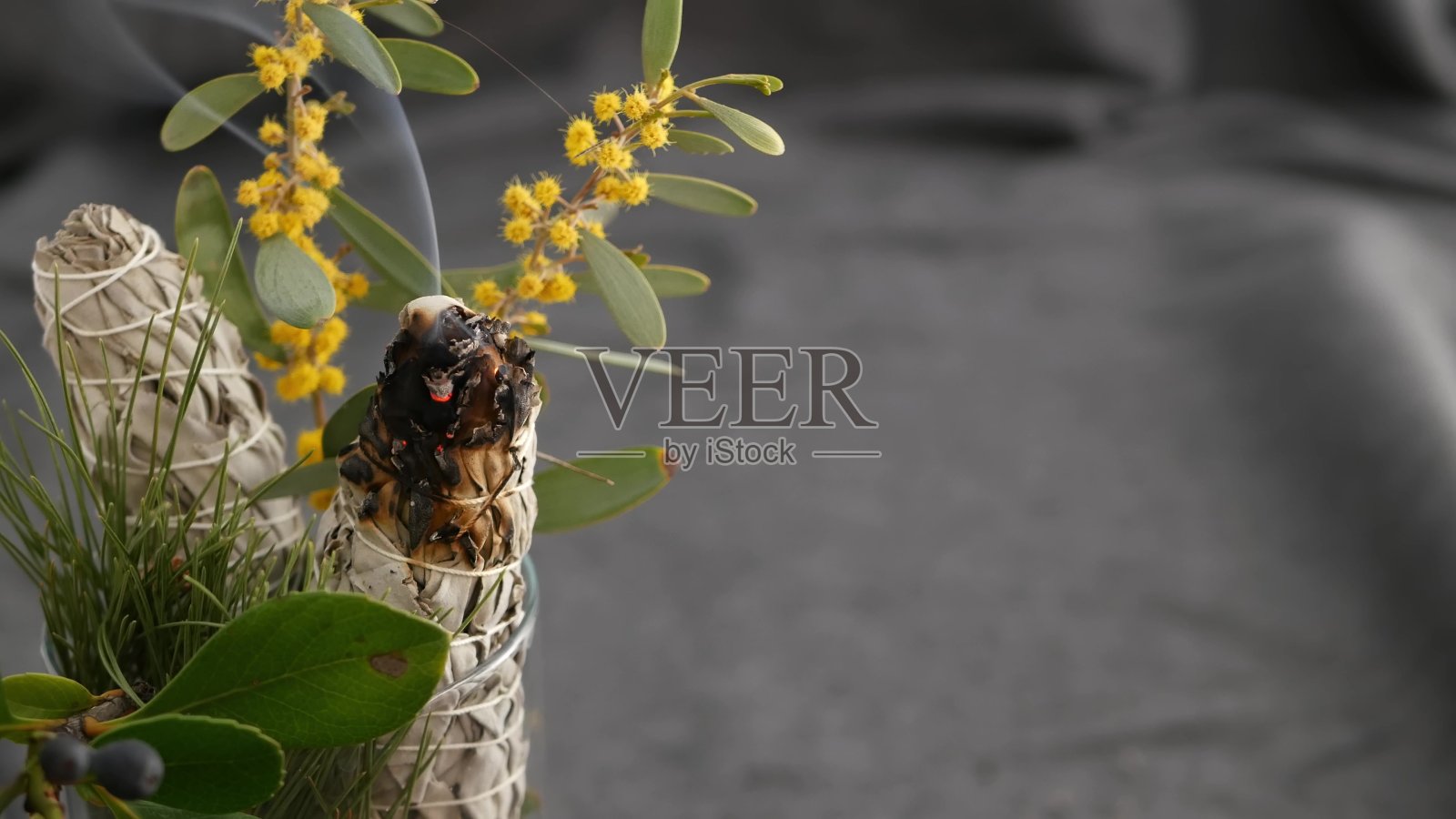 干白鼠尾草涂抹棒，放松和芳香疗法。在精神神秘仪式，草药治疗，瑜伽或气场清洁中沾污。神秘仪式和算命的基本香照片摄影图片