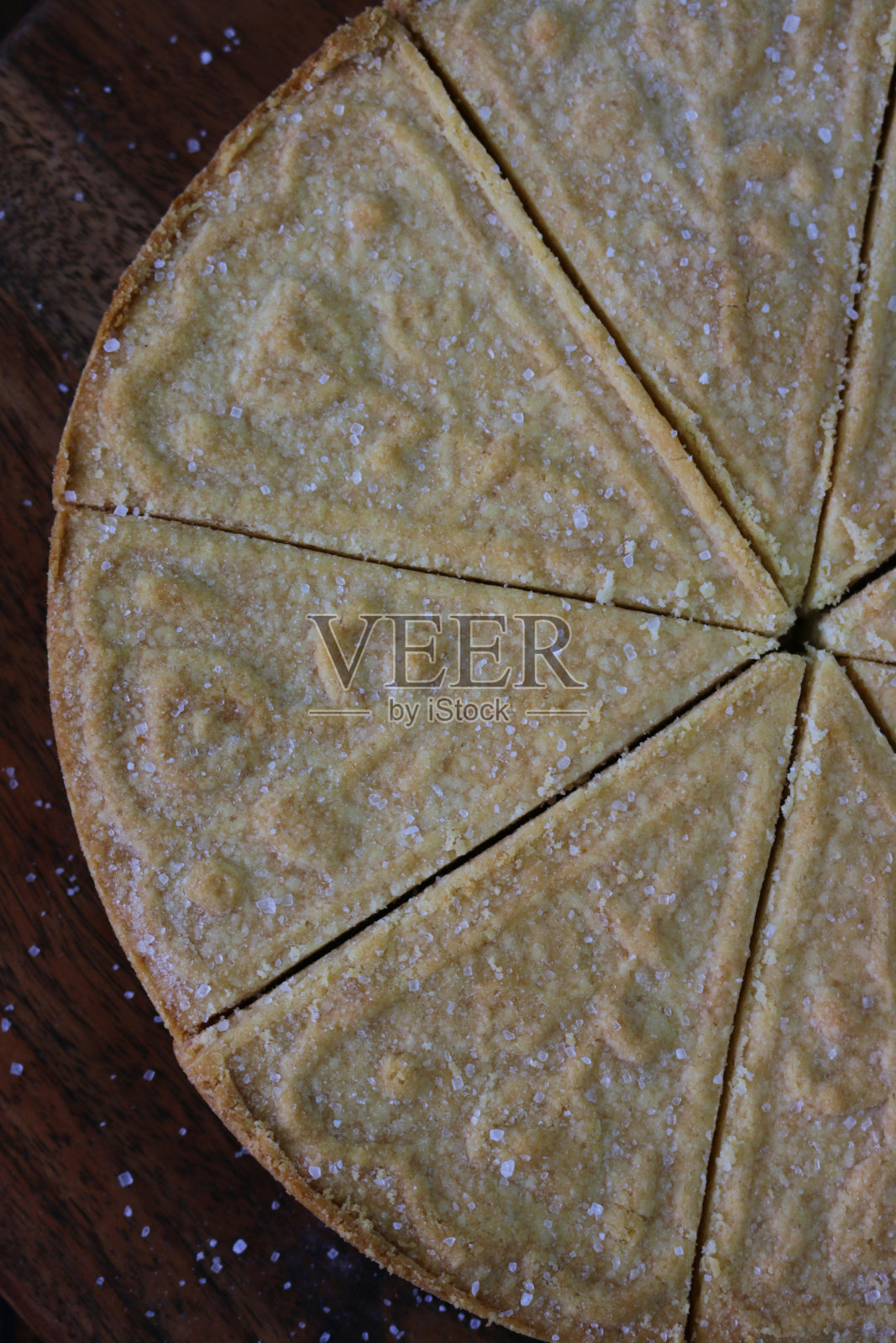 切片，黄油，自制的酥饼圆显示蓟模具图案细节，金黄色，刚从烤箱，切成三角形，木材背景，高架视图照片摄影图片